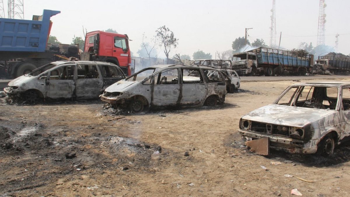 صورة من الارشيف - سيارات أحرقها أعضاء مشتبه بهم في ولاية غرب إفريقيا التابعة لتنظيم الدولة الإسلامية