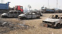 صورة من الارشيف - سيارات أحرقها أعضاء مشتبه بهم في ولاية غرب إفريقيا التابعة لتنظيم الدولة الإسلامية