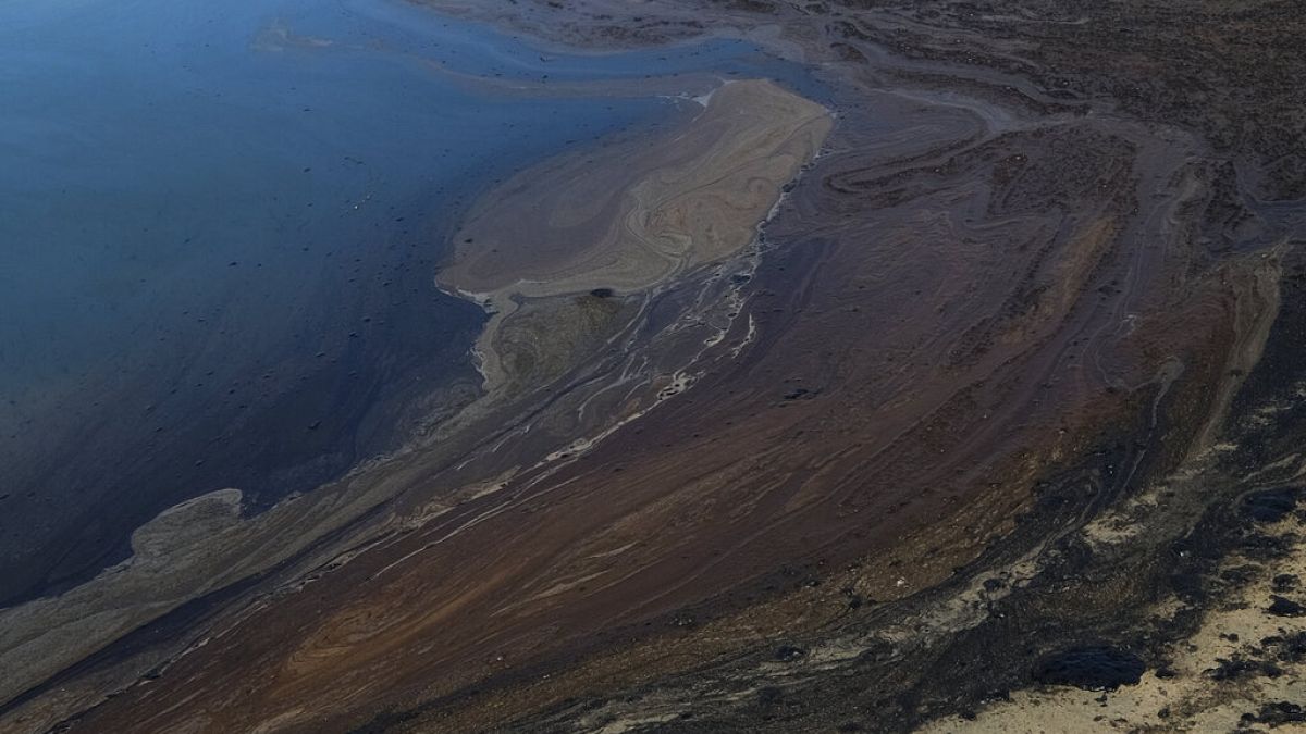 Περιβαλλοντική καταστροφή από πετρελαιοκηλίδα στα ανοικτά της νότιας Καλιφόρνιας