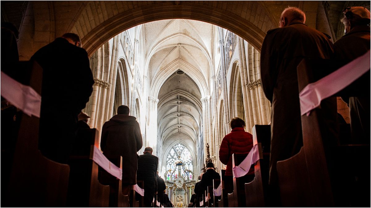مؤمنون يحضرون قدّاساً في كاتدرائية لوكون، غرب فرنسا، في 14 آذار/مارس 2021 تم تنظيمه بعد إزاحة الستار عن لوحة تكريماً للأطفال ضحايا الاعتداء الجنسي من قبل القساوسة