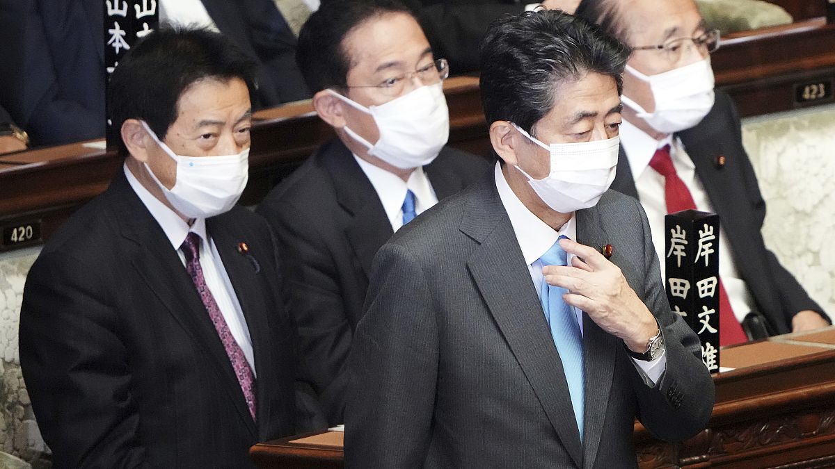 رئيس الوزراء السابق شينزو آبي،  يسير بالقرب من فوميو كيشيدا، رئيس الوزراء في مجلس النواب بالبرلمان في طوكيو، اليابان.