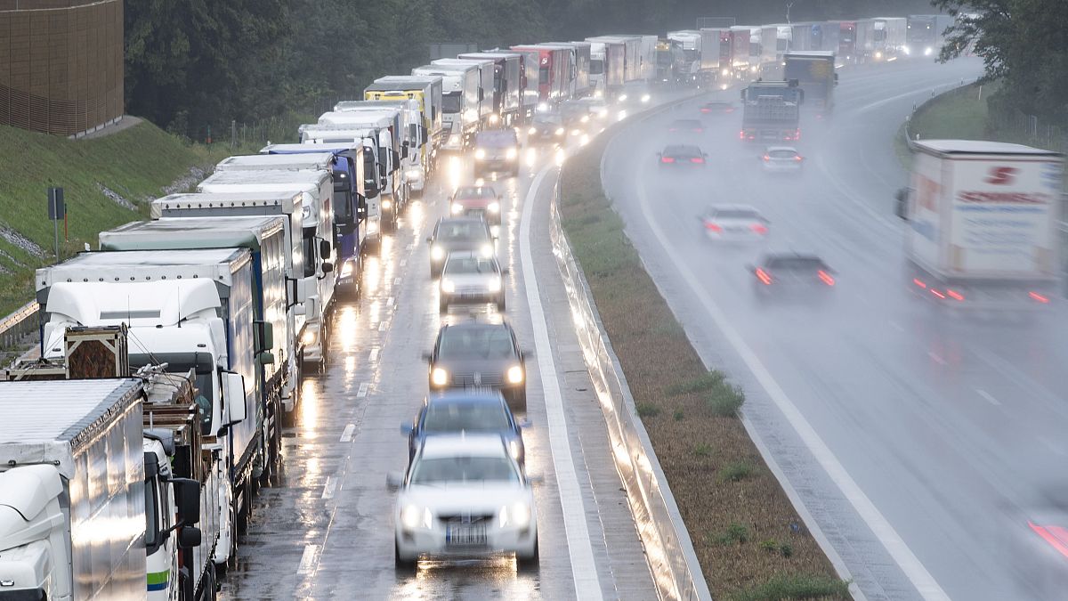 Torlódnak a kamionok az A12-es autópályán az ausztriai Ebbs közelében 2019. július 29-én - ARCHÍV KÉP