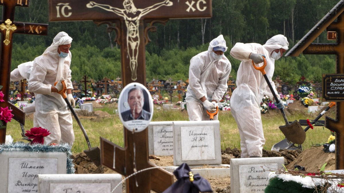 Photo d'archive : Enterrement d'une victime du Covid-19, dans un cimetière près de St-Pétersburg - le 30/06/2020