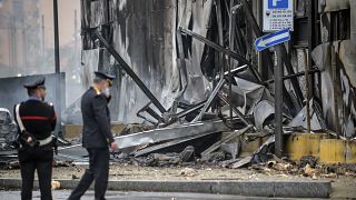 Сгоревшее офисное здание, на которое упал самолет с Петреску. Милан, Италия