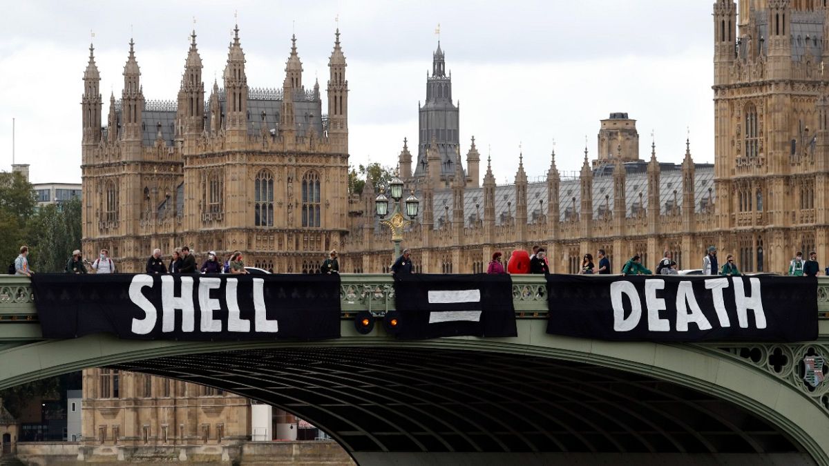 لافتات ضد شركة شل النفطية في لندن رفعها ناشطون بيئيون، 28 أغسطس 2020