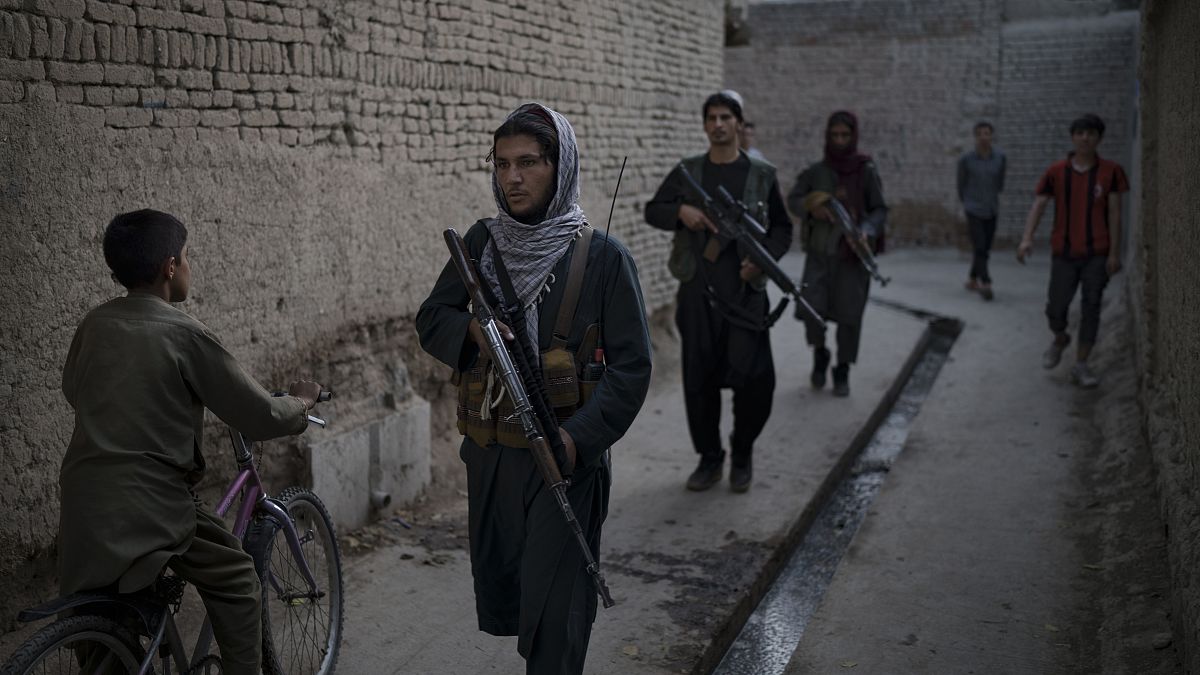 مقاتلو طالبان بدورية في أحد أحياء كابول بحثا عن رجل متهم في حادث طعن، أفغانستان. 