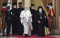 Le pape François entouré de dignitaires religieux au Vatican le 4 octobre 2021