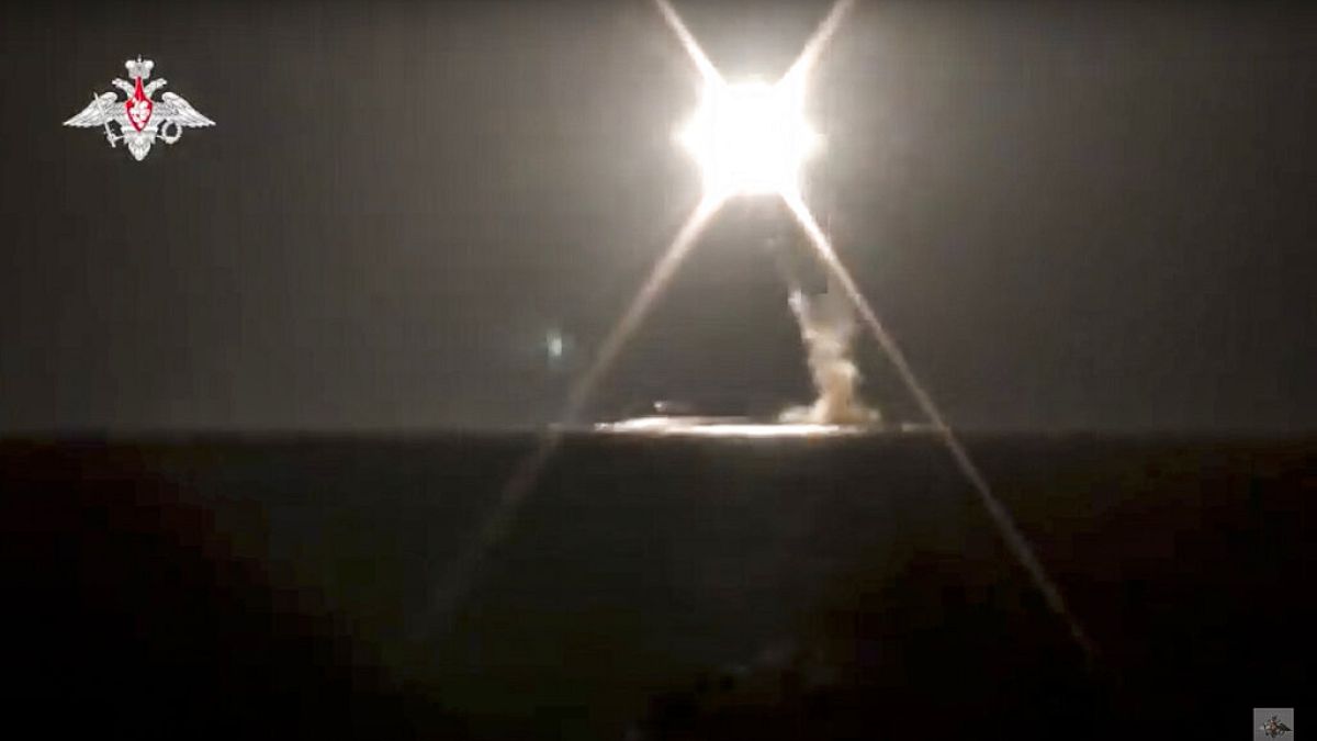 Imagen del lanzamiento de un misil hipersónico de tipo Zircon desde un submarino distribuida por el Ministerio ruso de Defensa.