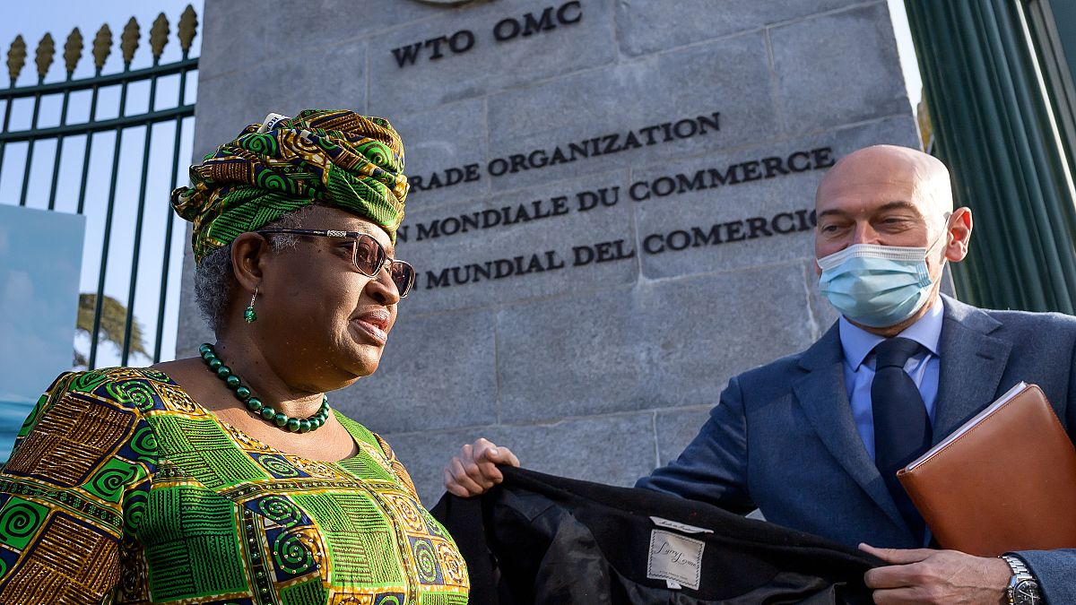 المديرة العامة لمنظمة التجارة العالمية، نجوزي أوكونجو إيويالا عند مدخل منظمة التجارة العالمية في جنيف ، سويسرا.
