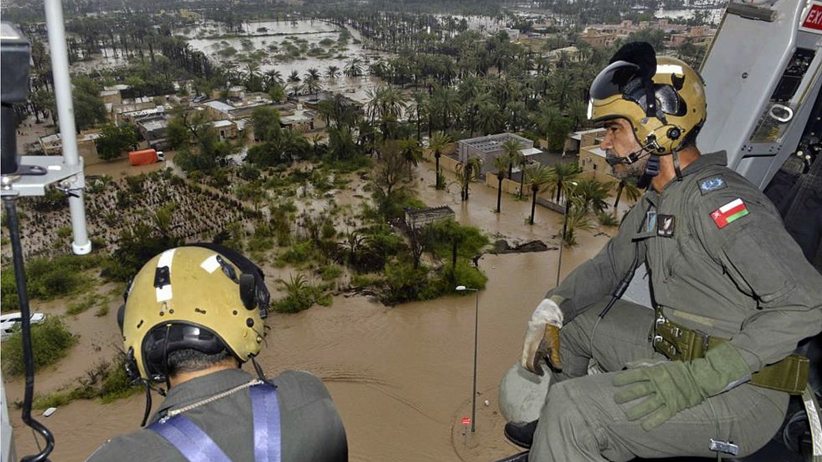 عمال الإنقاذ يستخدمون المروحيات للبحث عن الناجين من الإعصار شاهين ومساعدتهم في عمان