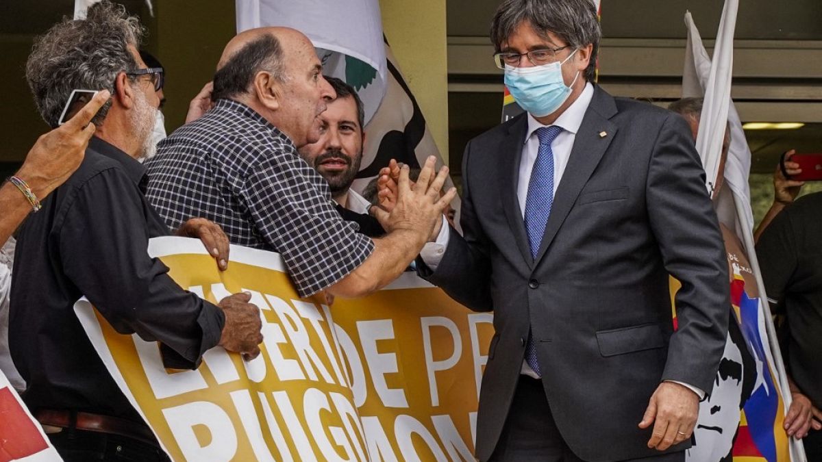 Puigdemont recibido por simpatizantes del independentismo al salir libre una vez más del Tribunal de Cerdeña