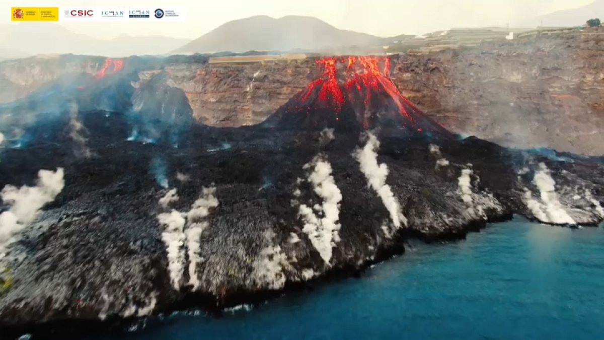 Vista aérea de la lava del volcán de La Palma entrando en el mar