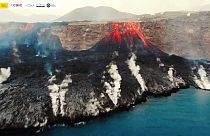 Vista aérea de la lava del volcán de La Palma entrando en el mar