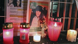 Velas y fotos se ven en Udine, Italia, el 10 de febrero de 2009, tras la muerte de Eluana Englaro, de 38 años, en estado vegetativo desde un accidente de coche hace 17 años.