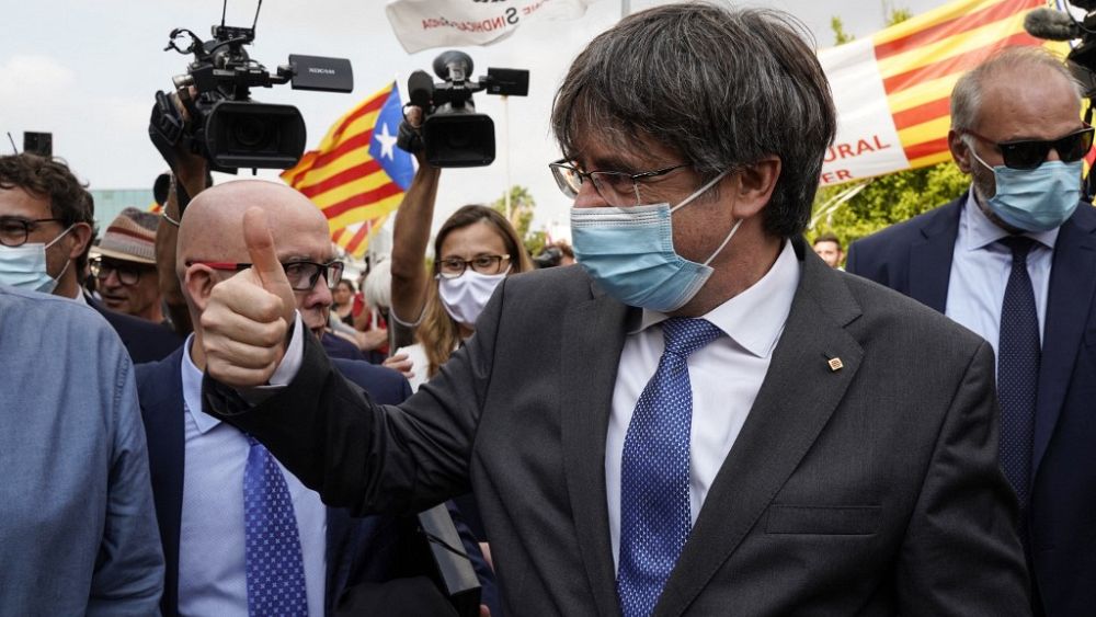 Il tribunale italiano sospende la decisione di estradare in Spagna il politico catalano Puigdemont