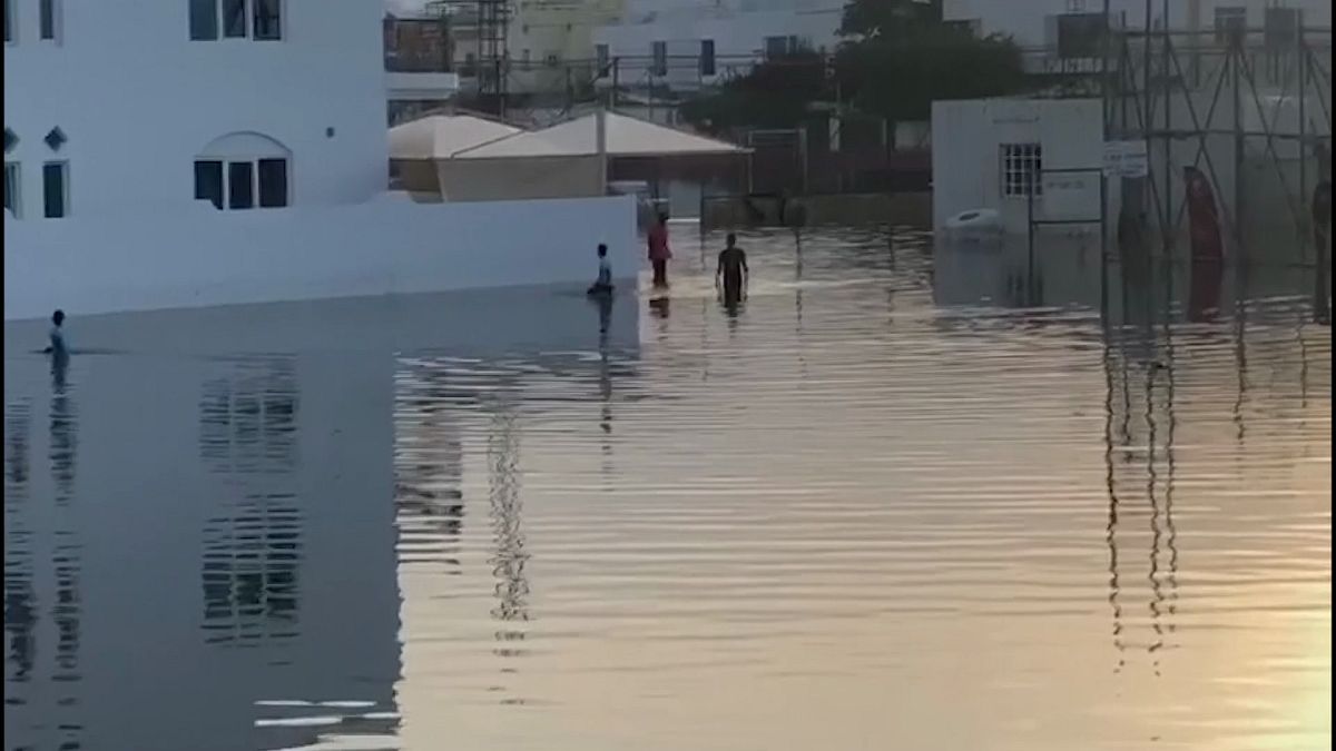 إعصار شاهين يغرق شوارع العاصمة العمانية مسقط