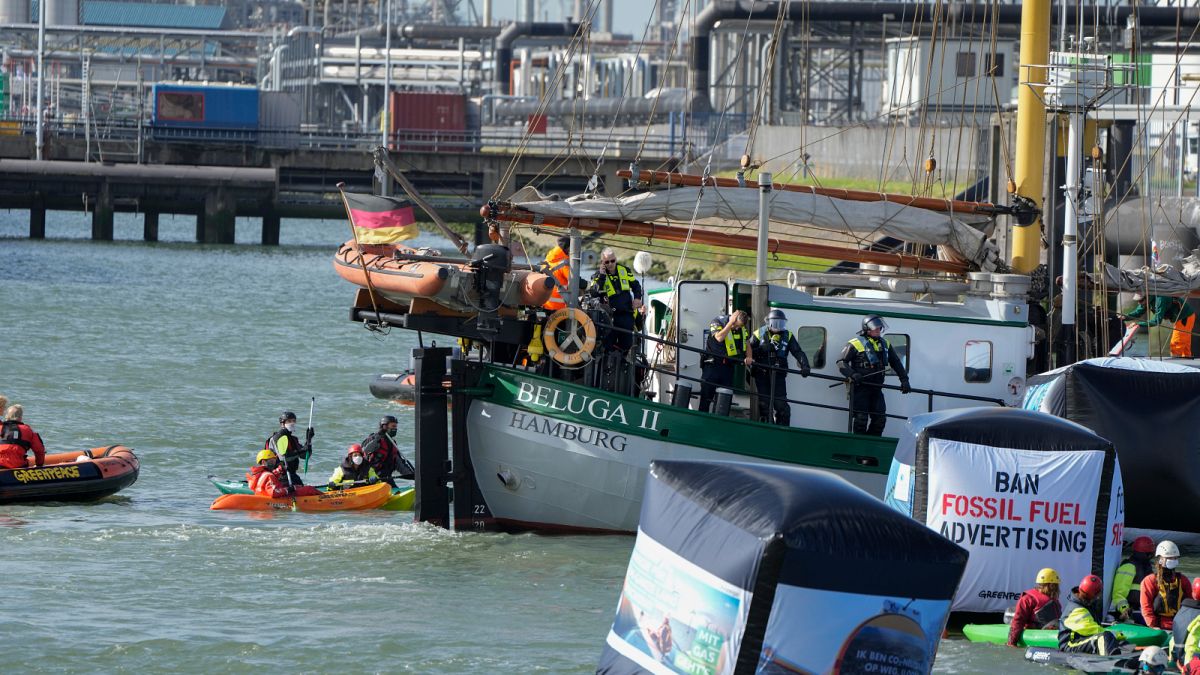 شرطة مكافحة الشغب الهولندية تسيطر على السفينة بيلوغا 2 التابعة لمنظمة غرينبيس بعد تفريق احتجاج لنشطاء المناخ في مصفاة شل في ميناء روتردام الهولندي.