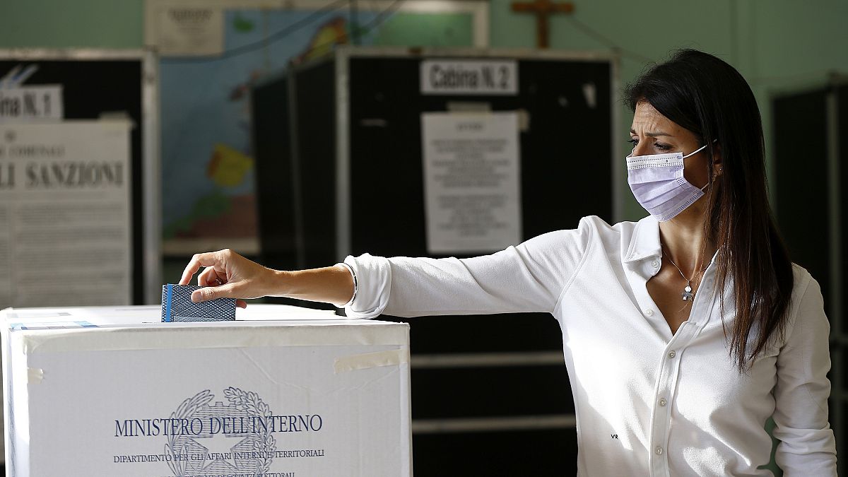 Virginia Raggi bei der Stimmabgabe