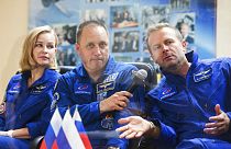 Rusya'nın uzaya göndereceği ekip oyuncu Yulia Peresild (solda), yönetmen Klim Shipenko (sağda) ve Rus kozmonot Anton Shkaplerov (ortada)