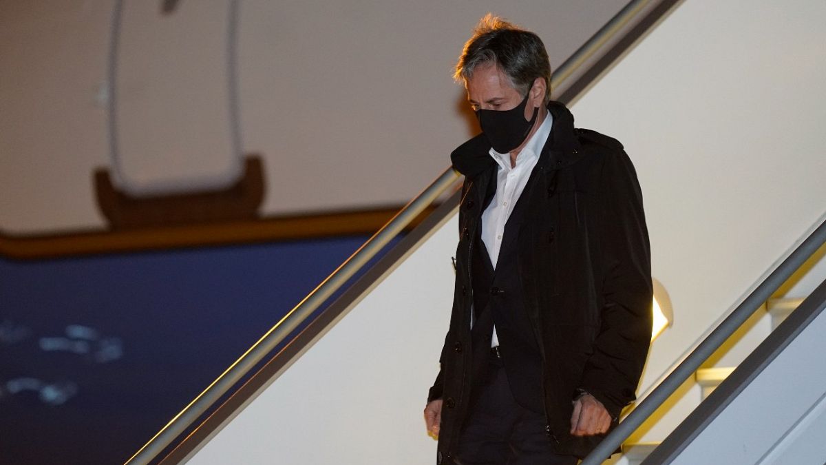 وزير الخارجية أنتوني بلينكن ينزل من طائرة في مطار باريس لو بورجيه، فرنسا.