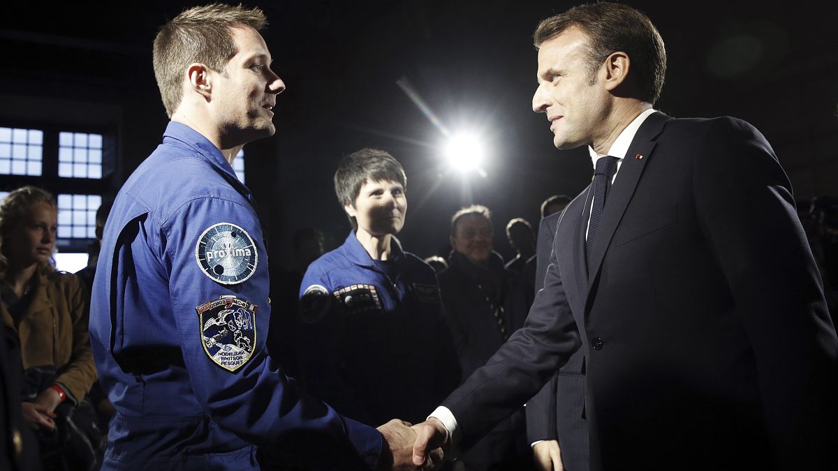 إيمانويل ماكرون، يحيي رائد الفضاء الفرنسي توماس بيسكيت في حفل في شامبورد، فرنسا. 