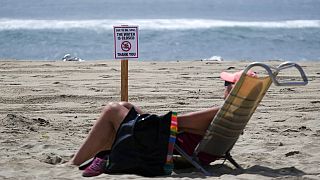 Strandbesucher in Huntington Beach, Kalifornien, 4.10.2021