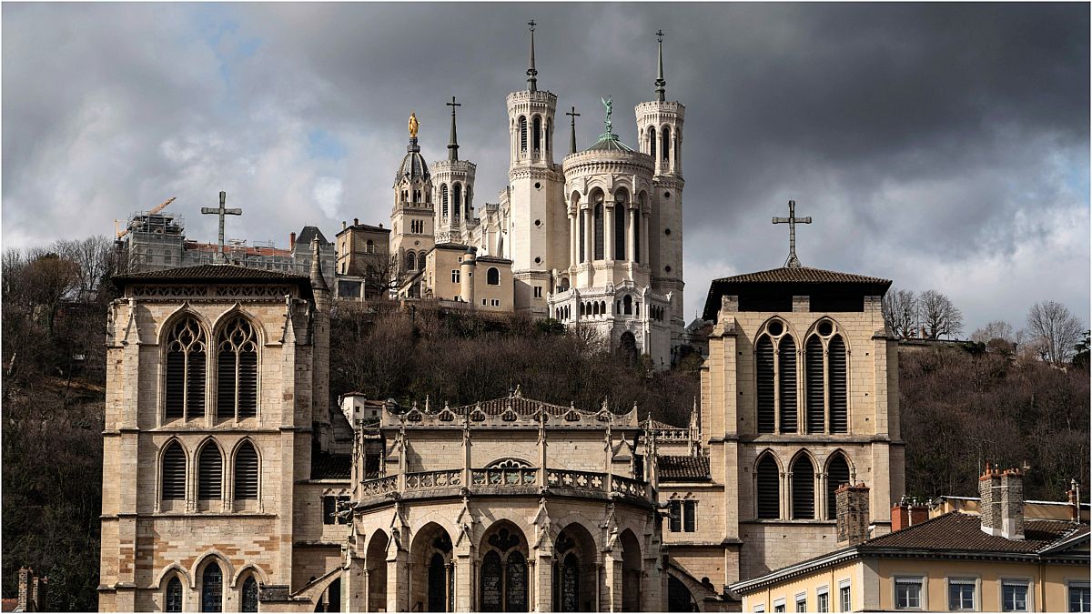 كاتدرائية سان جان، في المقدمة، وكاتدرائية فورفيير، في الأعلى، في مدينة ليون، وسط فرنسا