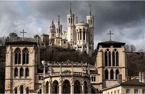 كاتدرائية سان جان، في المقدمة، وكاتدرائية فورفيير، في الأعلى، في مدينة ليون، وسط فرنسا