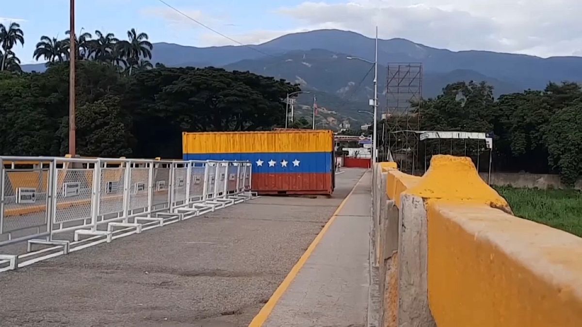 Contenedor bloqueando el paso en el puente Simon Bolívar, 4/10/2021, San Antonio del Táchira, Venezuela 