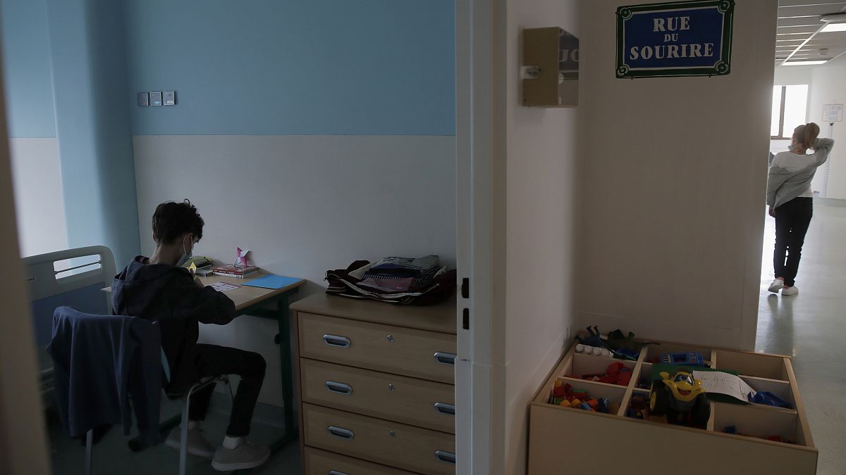 طفل في وحدة طب الأطفال النفسية في مستشفى روبرت ديبري في باريس، فرنسا.