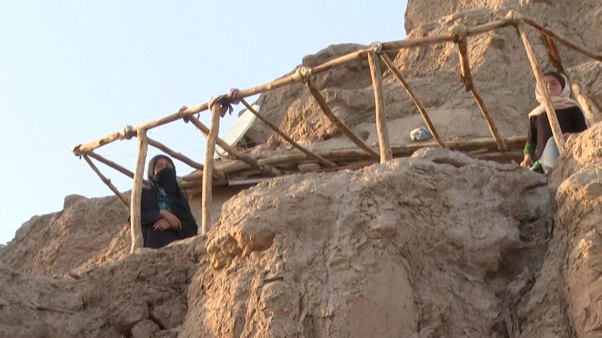 جوع وفقر يخيمان على كهوف باميان في أفغانستان