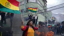 مزارعو كوكا مناهضون للحكومة يرفعون الأعلام البوليفية خلال اشتباكات مع الشرطة بالقرب من سوق الكوكا في لاباز، الإثنين 4 أكتوبر 2021