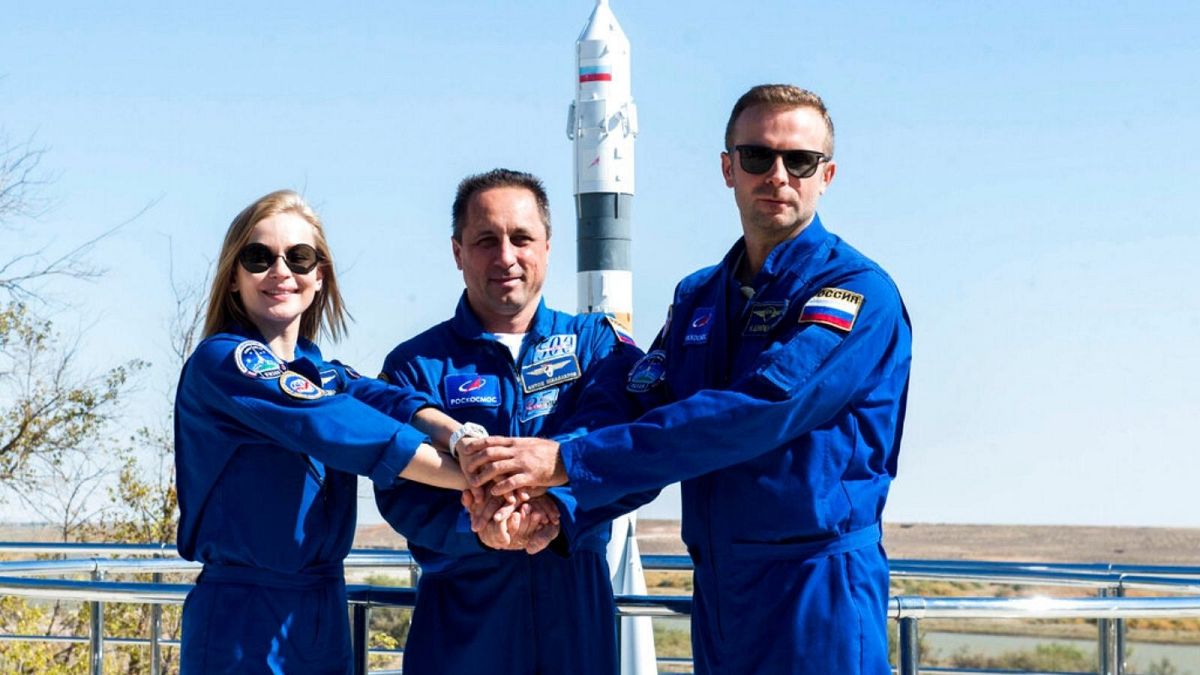 یولیا پرسیلد، بازیگر زن(چپ)، کلیم شیپنکو، کارگردان(راست) و آنتون شکاپلروف، فضانورد روس 