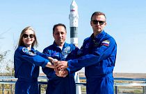 یولیا پرسیلد، بازیگر زن(چپ)، کلیم شیپنکو، کارگردان(راست) و آنتون شکاپلروف، فضانورد روس