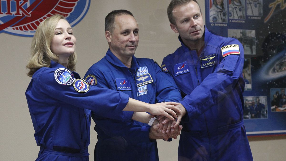 De izquierda a derecha: la actriz Yulia Peresild, el director Klim Shipenko y el cosmonauta, Anton Shkaplerov.