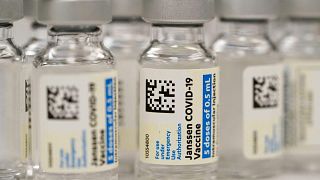 قوارير من لقاح جونسون آند جونسون المضاد لكوفيد-19 في صيدلية في دنفر، الولايات المتحدة، 6 مارس 2021 