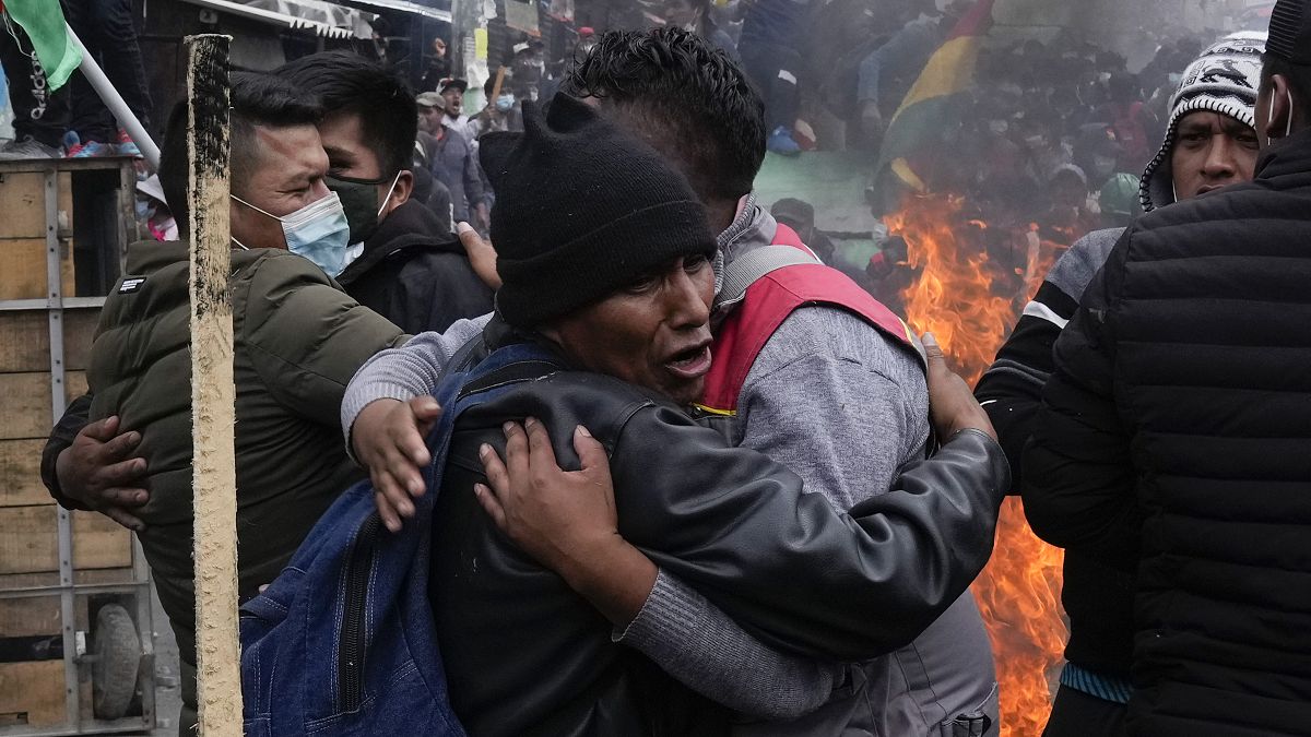 Cocaleros se abrazan tras enfrentarse a la policía cerca del mercado de la coca , 4/10/2021, La Paz, Bolivia