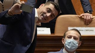 Премьер-министр Румынии Флорин Кыцу (в маске)