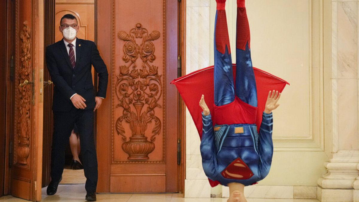 Draußen die Superman-Figur - drinnen das Votum