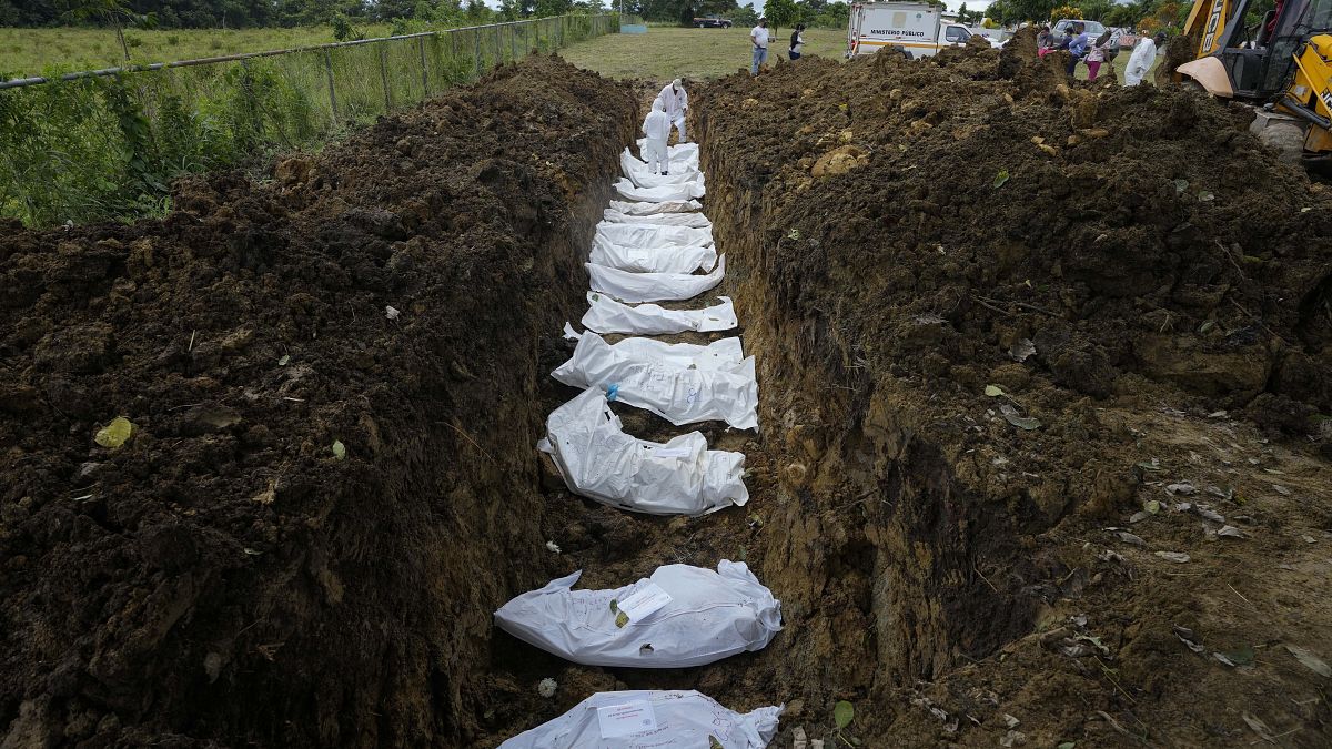 Un equipo forense entierra a un grupo de migrantes que murieron tratando de cruzar el Tapón del Darién, en el cementerio de Guayabillo en Agua Fría, Panamá, 30 de septiembre.