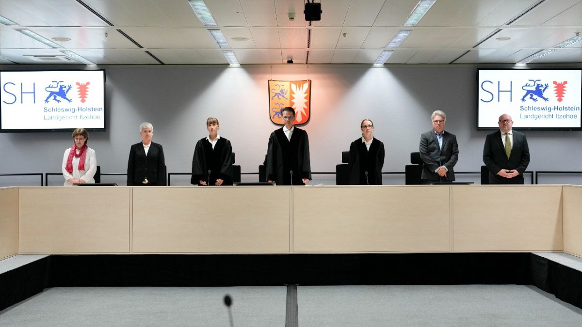 القضاة في المحاكمة الافتتاحية التي تغيبت عنها فورشنر، إيتزيهوي، ألمانيا، الخميس 30 سبتمبر 2021