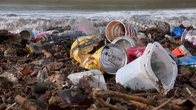 Marsilya kıyıları fırtınada denize uçan çöp yığınlarıyla kaplandı