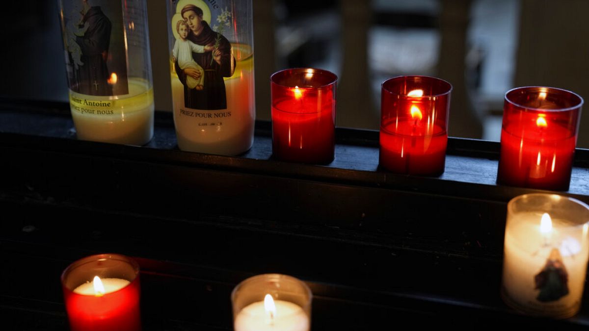 Des bougies allumées dans une église de la région parisienne le 5 octobre 2021