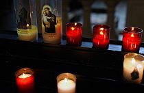 Des bougies allumées dans une église de la région parisienne le 5 octobre 2021