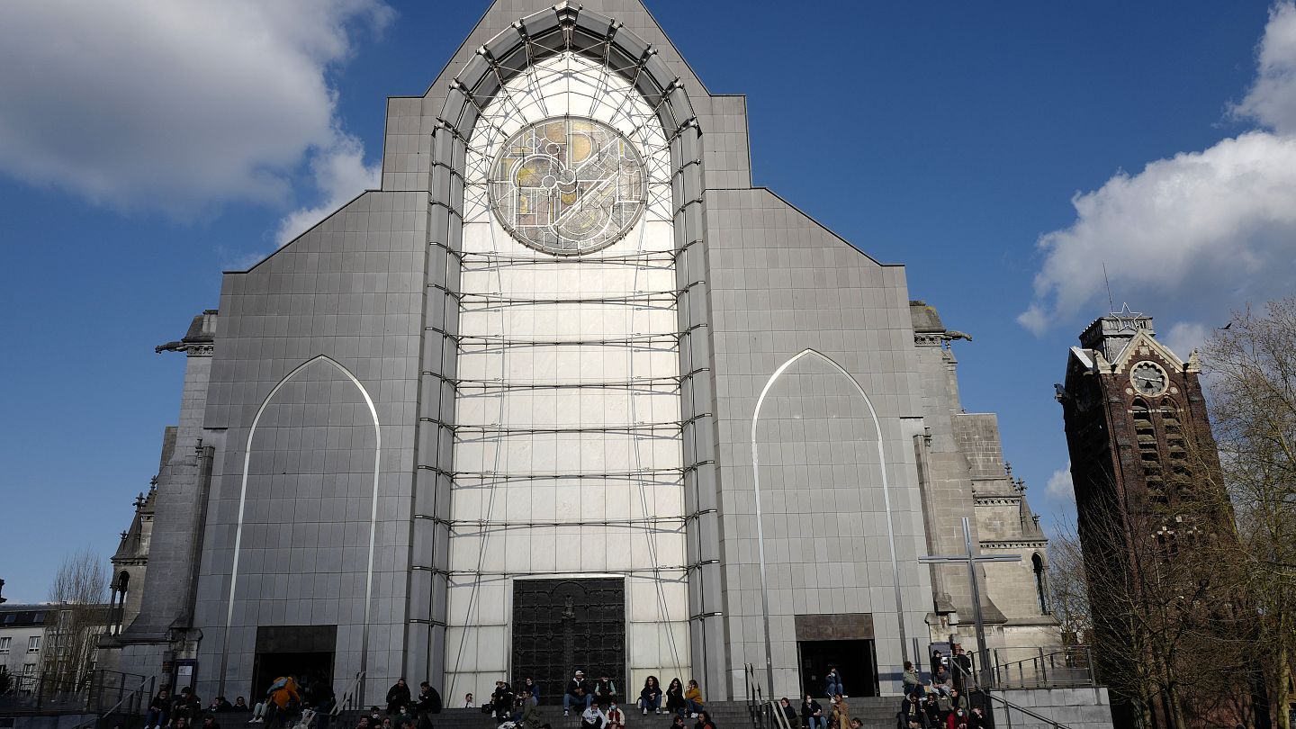 Al menos 330 000 casos de pederastia en la Iglesia católica francesa, según  un informe independiente | Euronews