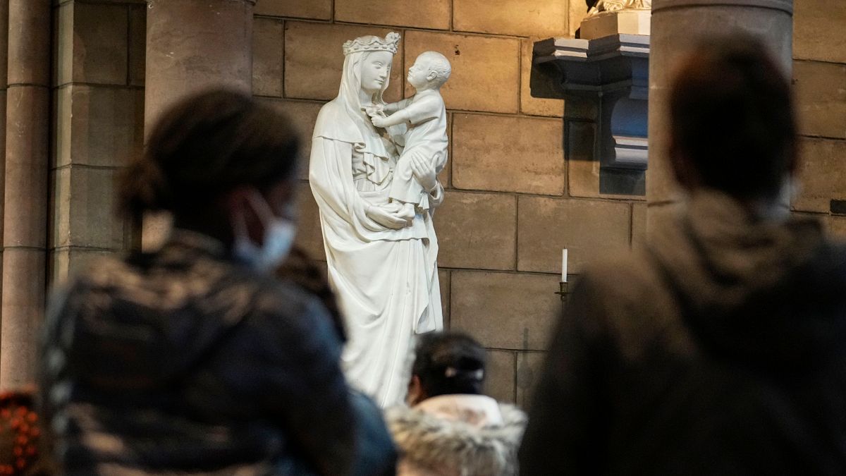 Fiéis rezam pelas vítimas de pedofilia, na igreja Joana D'Arc, em Saint Denis, França