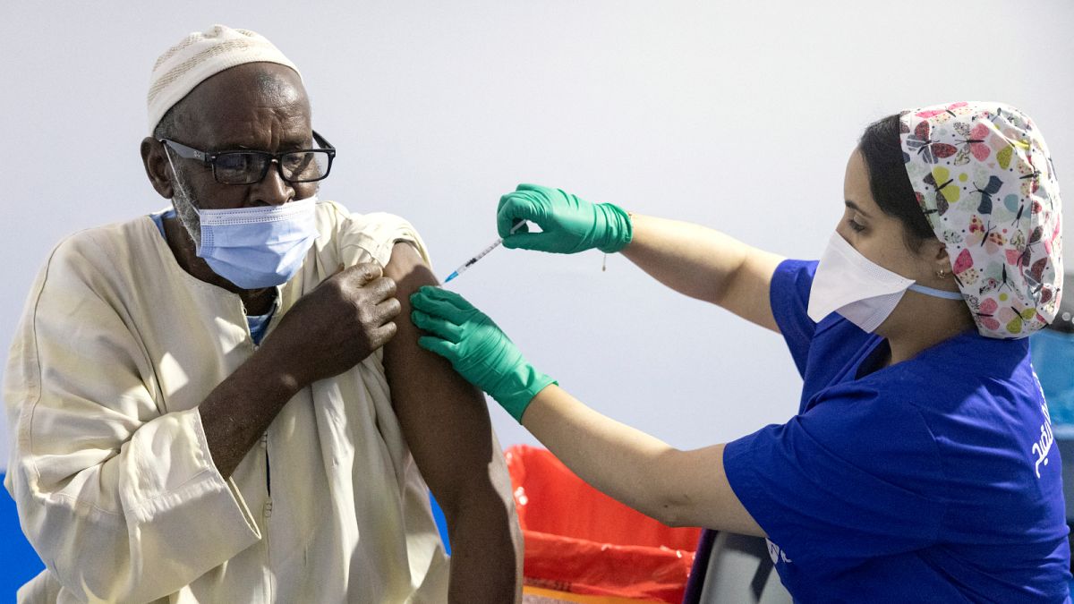 عاملة صحية مغربية تعطي جرعة ثالثة من لقاح فايزر المضاد لكوفيد- 19 في مركز التطعيم بمدينة سلا، 5 أكتوبر 2021.