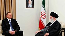 المرشد الأعلى الإيراني آية الله علي خامنئي، إلى اليمين، يتحدث إلى الرئيس الأذربيجاني إلهام علييف، خلال لقائهما في طهران، إيران، الأربعاء 9 أبريل 2014
