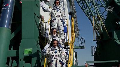 شاهد: وصول فريق روسي إلى محطة الفضاء الدولية لتصوير أول فيلم في مدار الأرض