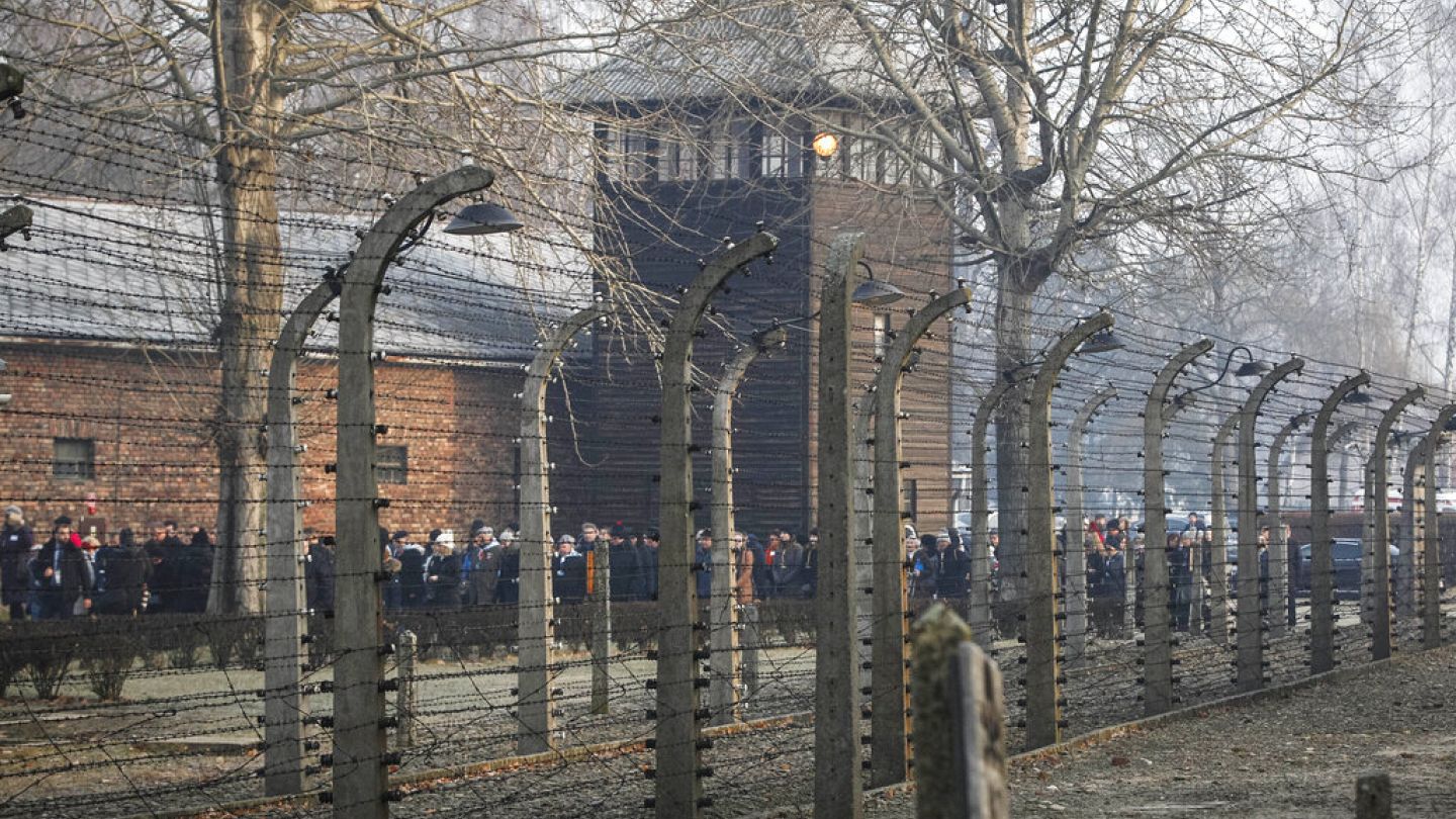 Aparecen pintadas con frases antisemitas en barracones del campo de  exterminio nazi de Auschwitz | Euronews